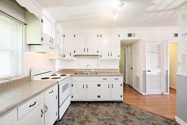 Building Photo - Pet-Friendly 2BR Apartment in Convenient Louisa Location