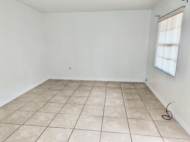 Building Photo - Palm Gardens - Molano 710