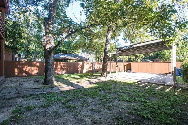 Building Photo - 610 W Live Oak St