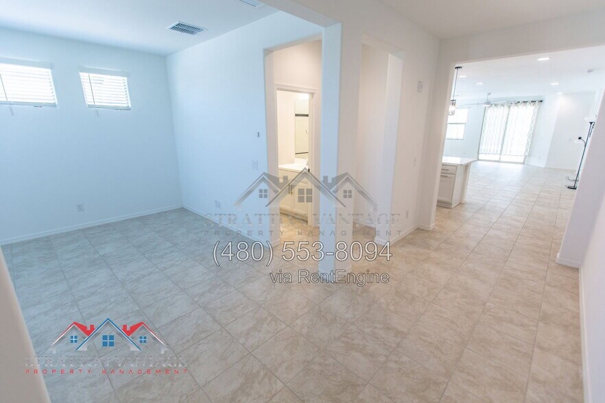 Building Photo - 10839 S 52nd Dr