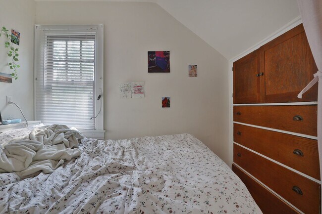 Building Photo - Highly Sought After OSU 6 Bedroom House Iuka Ravine with 2 new bathrooms and free off-street parking