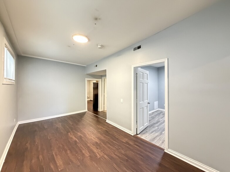 Building Photo - 3503 W Dickens Ave