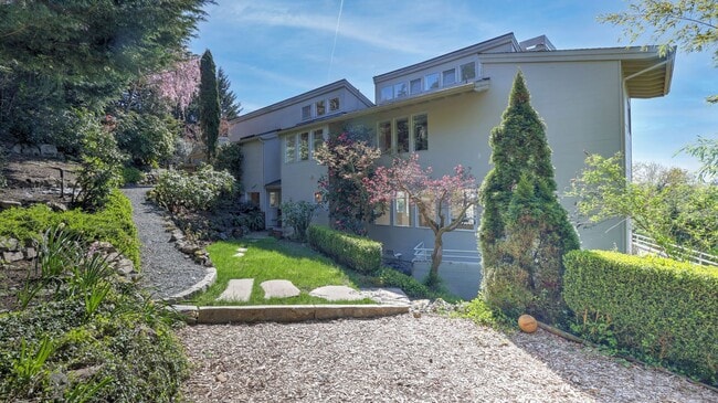 Building Photo - 5bd/5ba Mercer Island Home