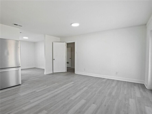 Building Photo - 526 Woodlore Dr