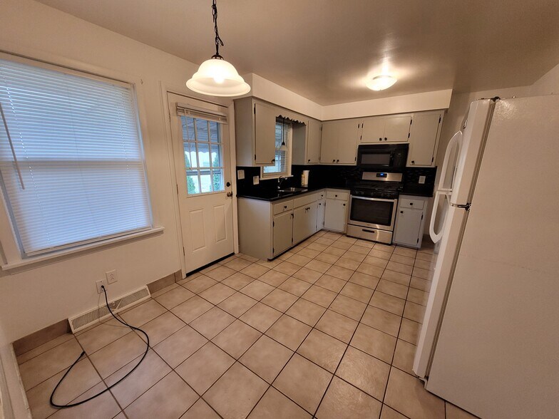 Kitchen - 338 Overlook Blvd