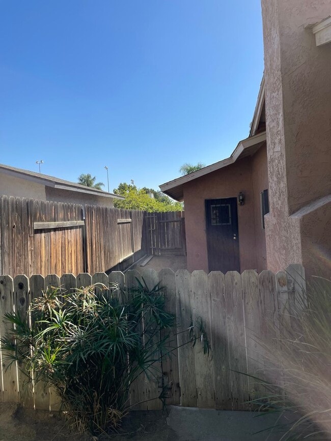 Building Photo - Large 3 Bedroom, 2 Bath Home on NE