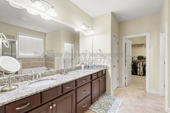 Building Photo - 747 Coralbell Way