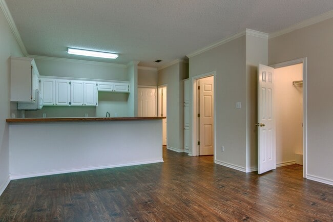 Building Photo - Townhome on Skyline Boulevard For Rent!