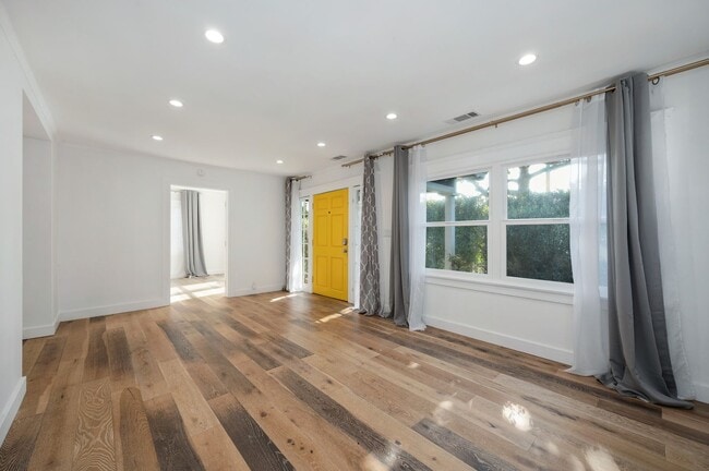 Building Photo - 7715 Lexington Ave
