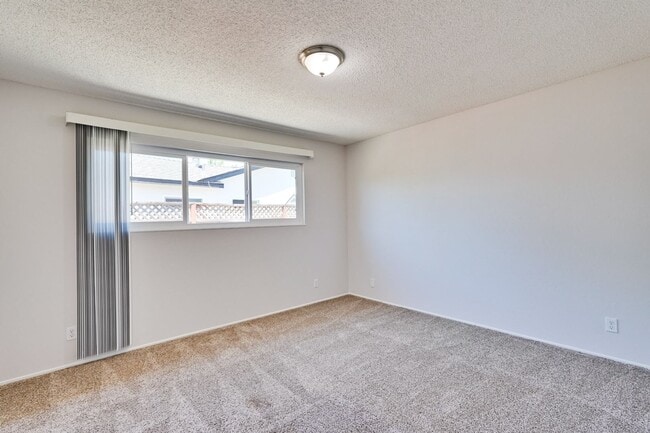 Building Photo - Spacious 3 Bedroom 2 Bath Home with 2 Car Garage and Central Air Conditioning