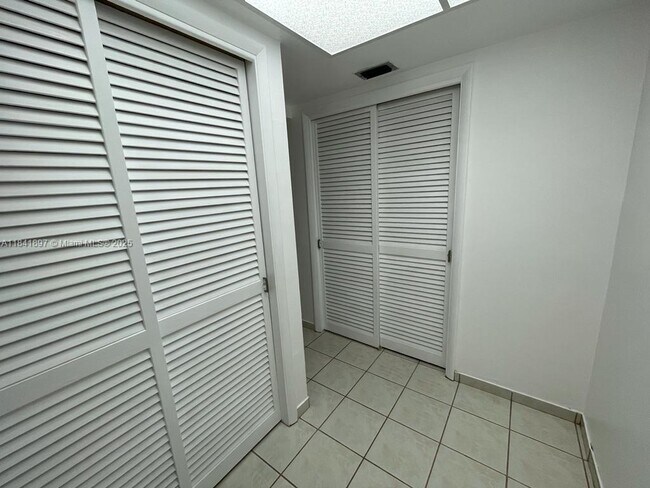 Building Photo - 1591 NE Miami Gardens Dr
