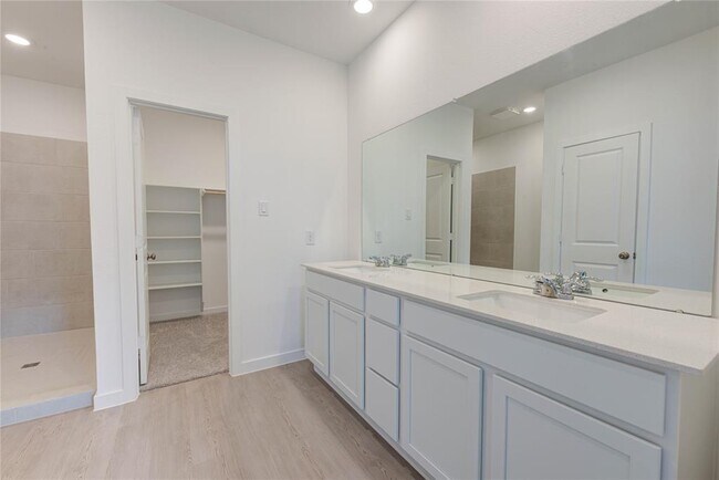 Building Photo - 400 Robin Ct