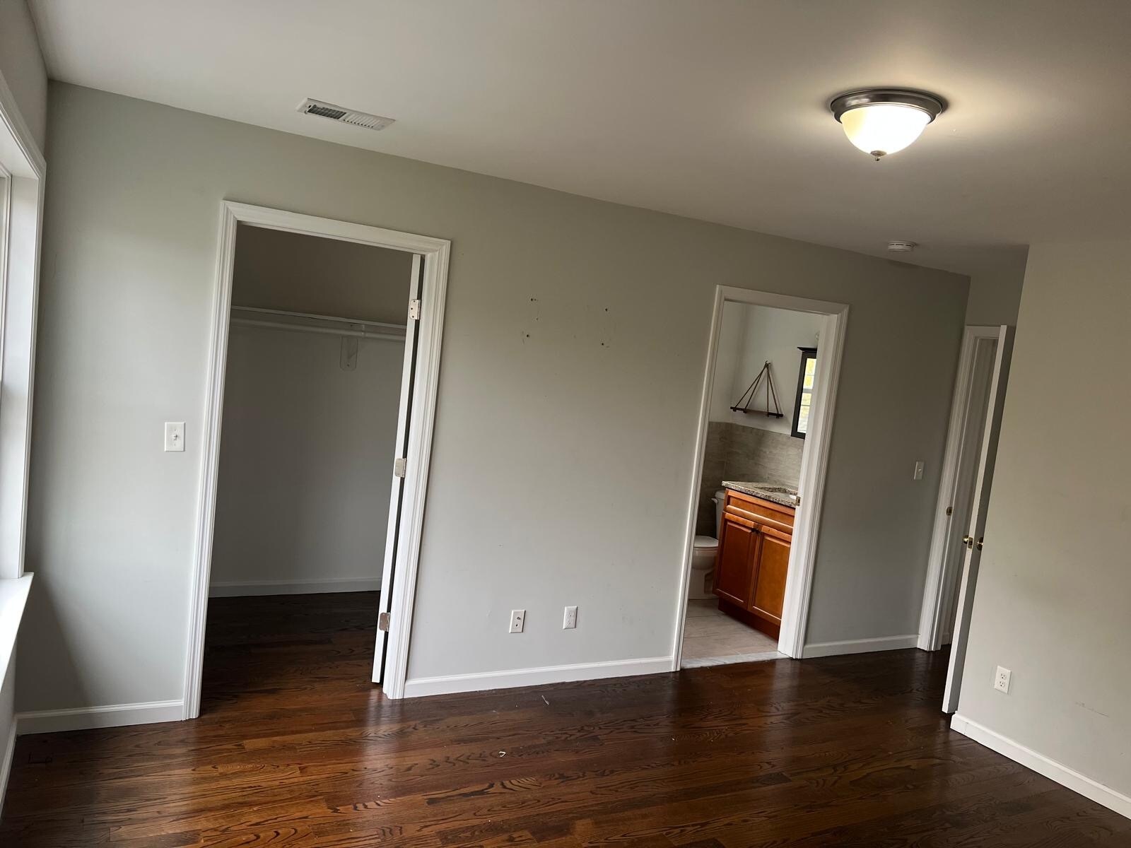 Principal bathrooms - 1042 Bond St