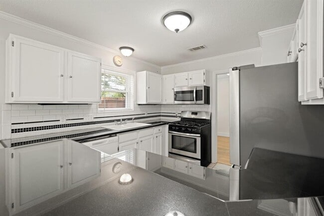 Building Photo - 2641 Village Way Dr.