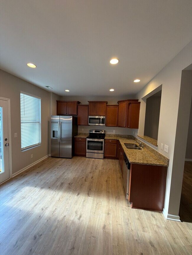 Building Photo - 3 Bedroom 2.5 Bath Town Home