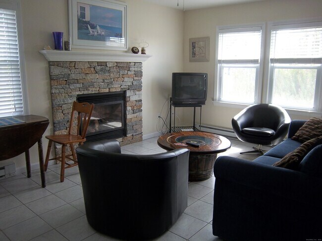 Building Photo - 55 Pine Island Rd