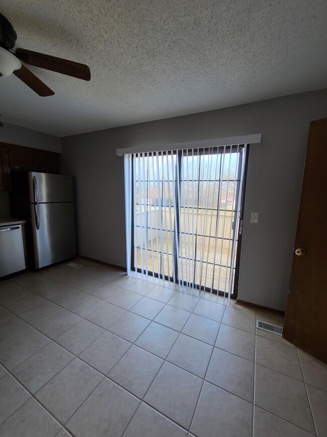 Building Photo - 2 Bedroom 1.5 Bath Townhome