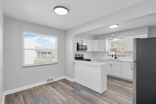 Building Photo - 1820 Oakwood Ave