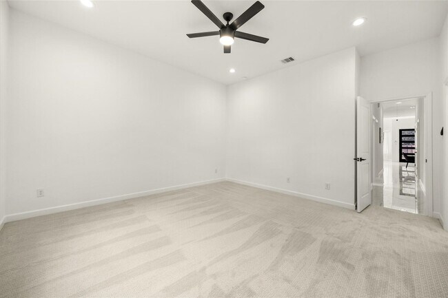 Building Photo - 5602 Pershing St