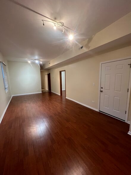 Building Photo - 2028 N Hamlin Ave