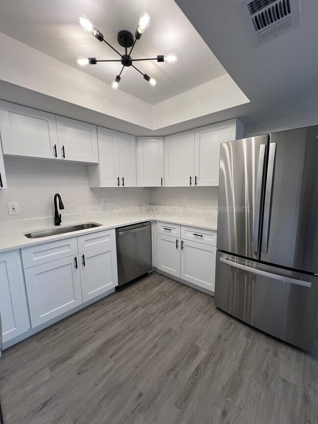 Building Photo - 916 Robinhood Ct