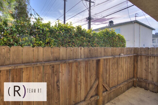 Building Photo - Gorgeous townhouse in a quiet 6-unit gated complex