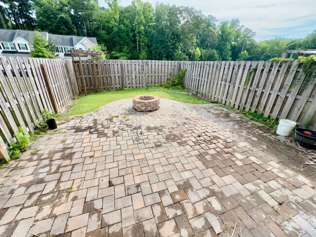 Building Photo - 3 Bedroom Townhome Riverwalk Townes