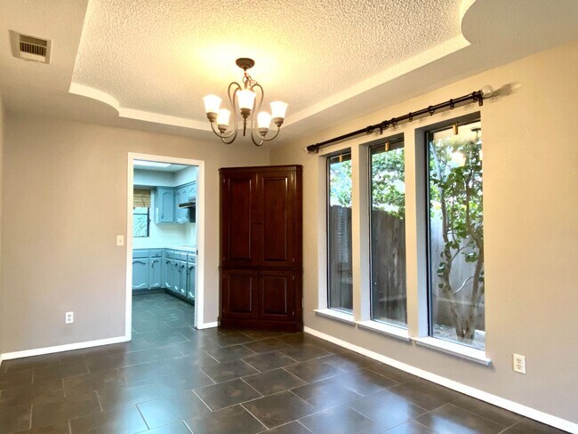 Building Photo - $2,450 Audubon & Friant 3 bed, N Bond, Fresno