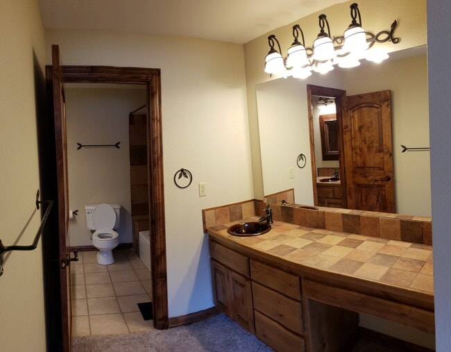 Building Photo - Incredible 2 bedroom Condominium with Rive...