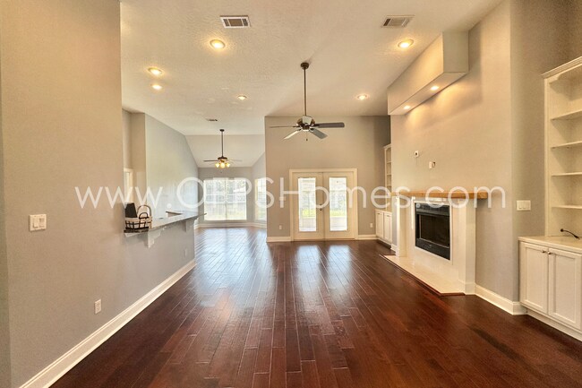 Building Photo - Gated South Crestview Community!