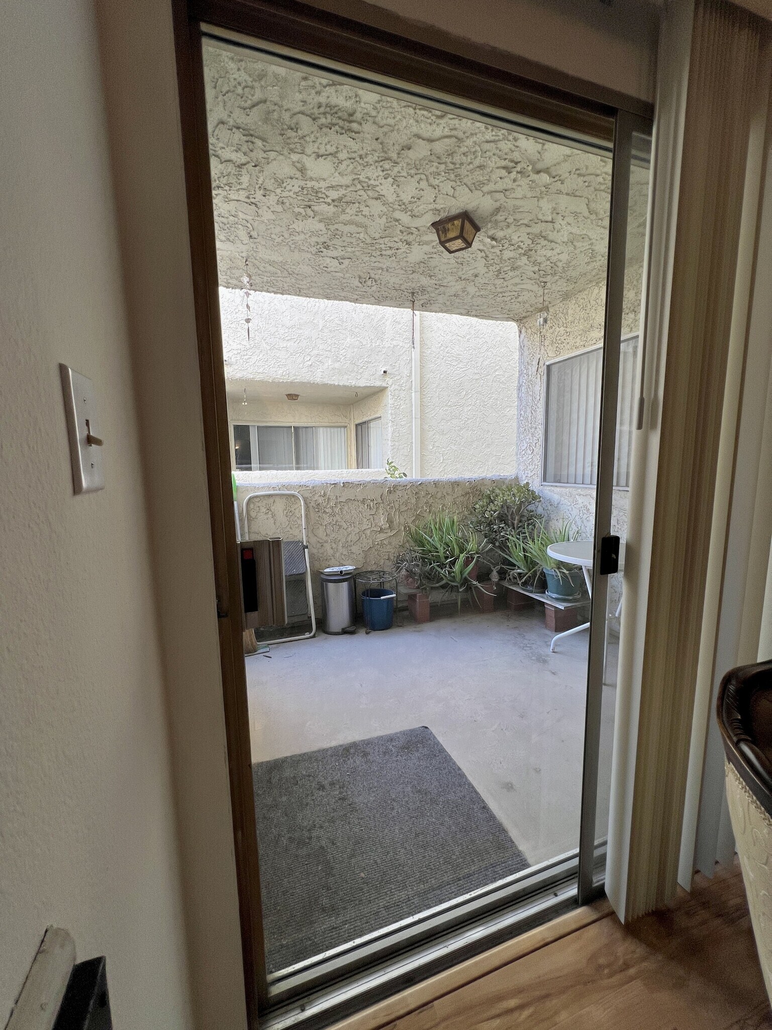 balcony - 1339 N Columbus Ave