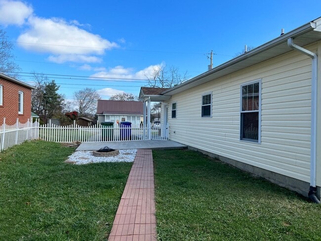 Building Photo - Remodeled 3 Bedroom Single Level Home in C...