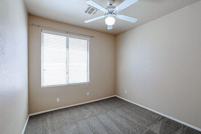 Building Photo - 4bed with pool