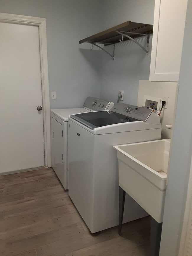 Building Photo - Annual unfurnished 3/2 nicely renovated SFH with large yard overlooking a lake.