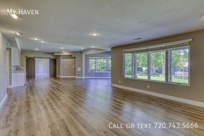 Building Photo - Stunning Heritage West home with all the b...