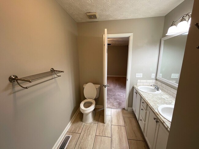 Building Photo - Updated 4 Bedroom / 3 Bathroom with In-Law...