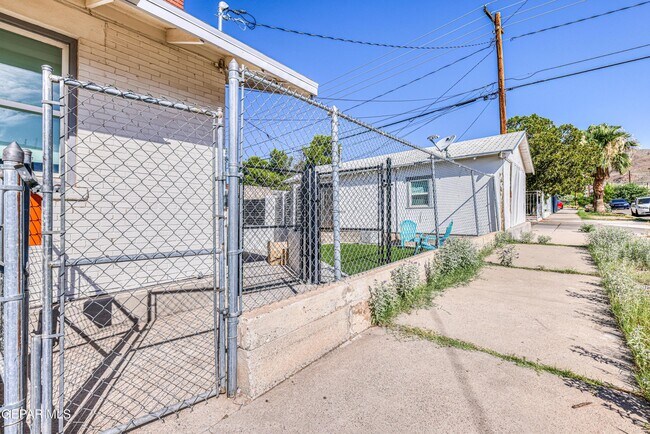 Building Photo - 2729 Pershing Dr