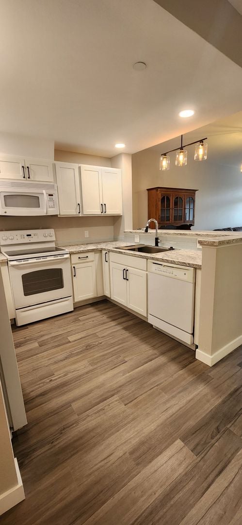 Building Photo - YEAR ROUND 2 Bedroom/2 Bathroom with Amenities Included