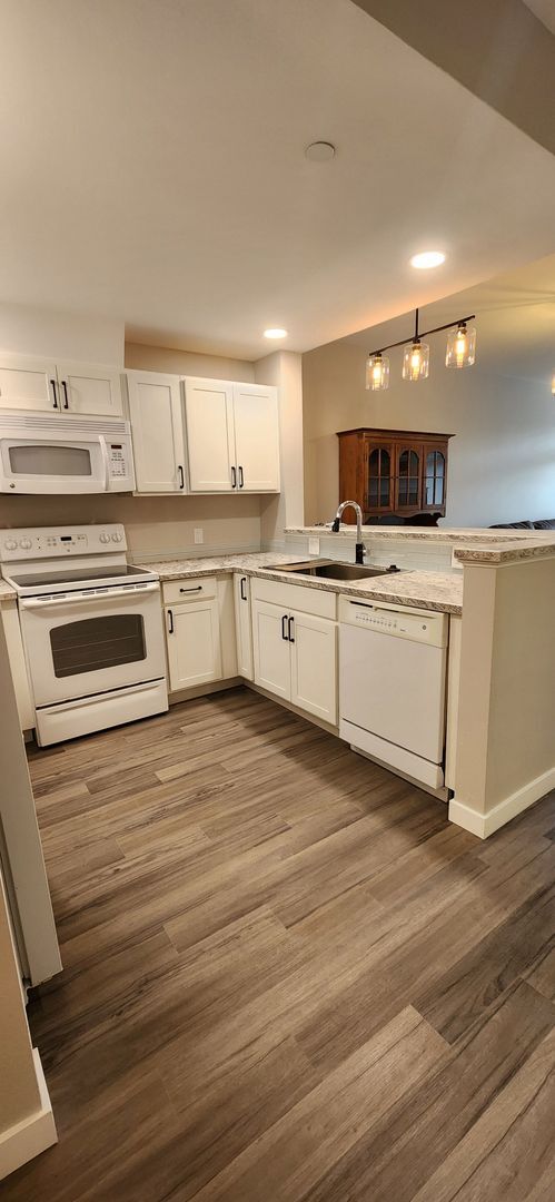 Building Photo - YEAR ROUND Chelan Resort Suites 2 Bedroom/...