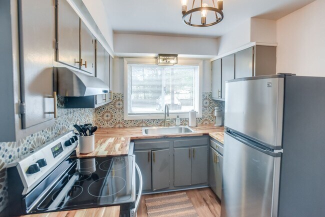 Building Photo - Charming Furnished 2BR/1BA in Midtown Savannah – Close to Everything! Unit 2