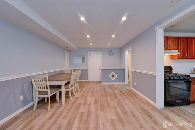 Building Photo - 382 College Dr