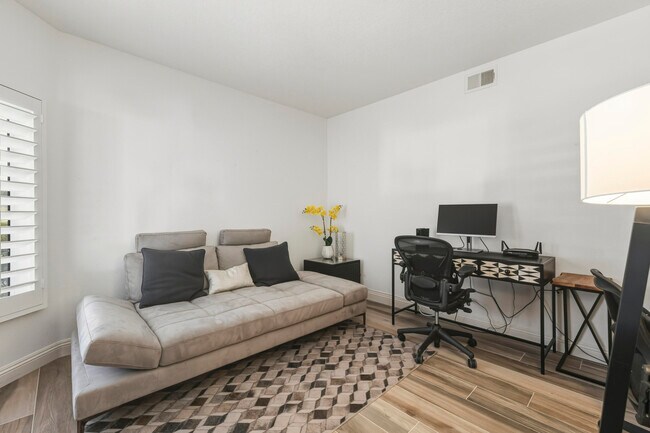 Building Photo - 289 Vista Royale Cir W