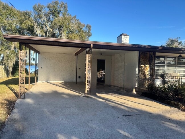 Building Photo - 734 Memorial Dr