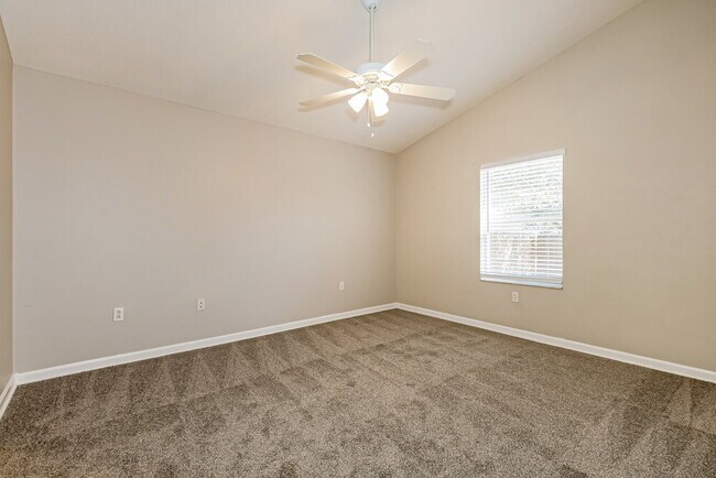 Building Photo - 535 Royal Ridge St