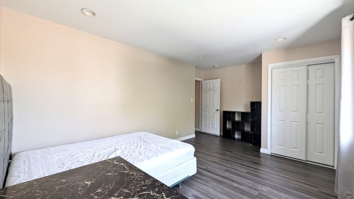 Building Photo - 1299 W 37th Dr