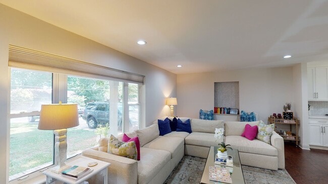 Building Photo - 1329 Mockingbird Ln