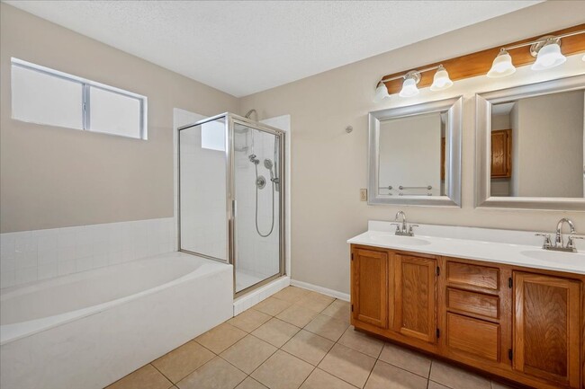 Building Photo - 605 Kingfisher Creek Dr - Nature lovers pa...