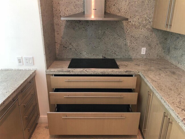 Building Photo - 900 Brickell Key Blvd