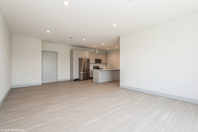 Building Photo - 1334 W Devon Ave