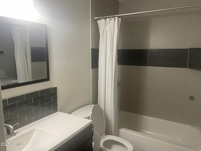 Building Photo - 826 S Casitas Dr